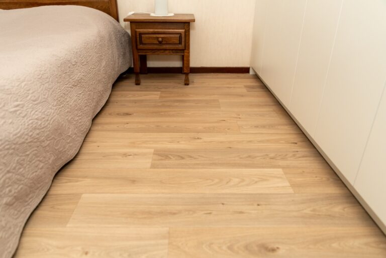 Houten vloer op de slaapkamer